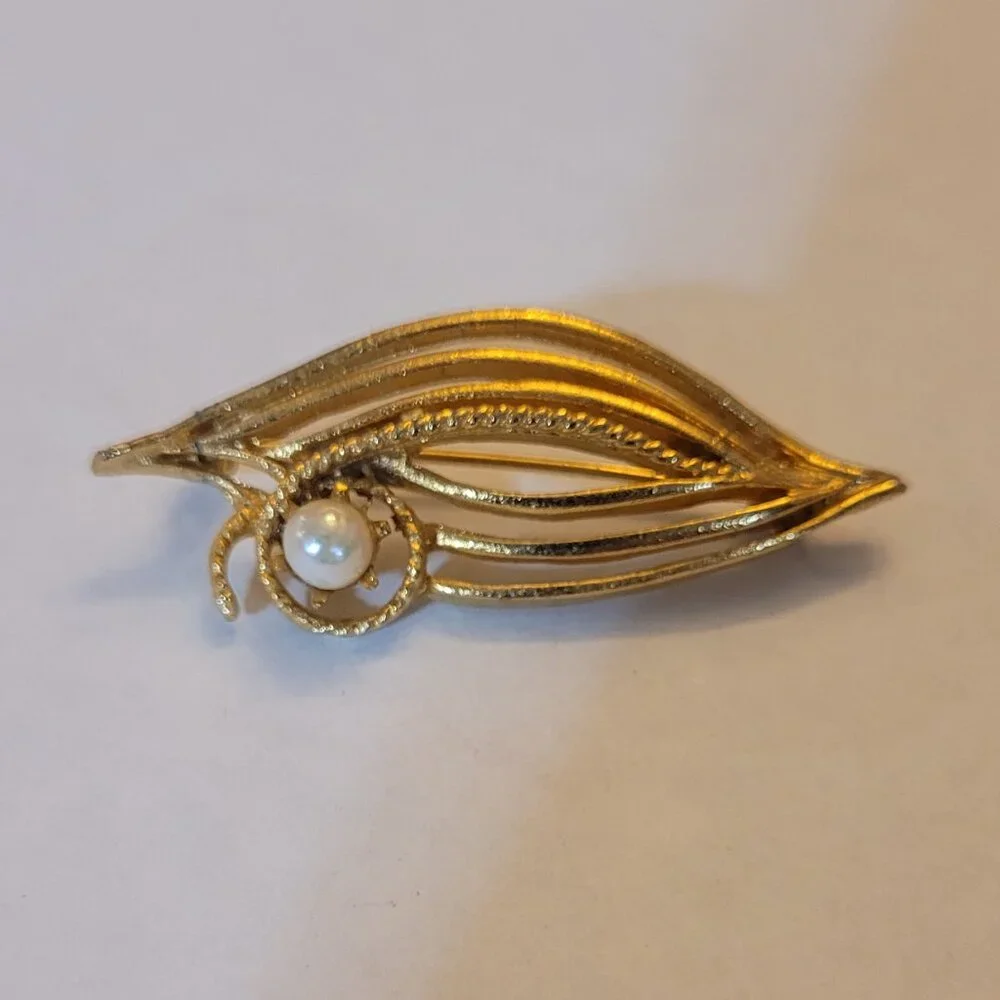 Vintage Gold Tone & Faux Pearl‎ Leaf Brooch Elegant Jewelry Accessory (5749)